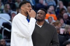 字母哥喜迎强援！若伦纳德买断加盟，雄鹿实力将断层领先。